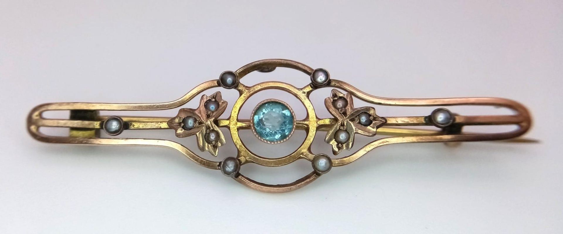 Two Victorian 10 K yellow gold brooches with seed pearls and a variety of stones. Lengths: 39 mm and - Image 3 of 5