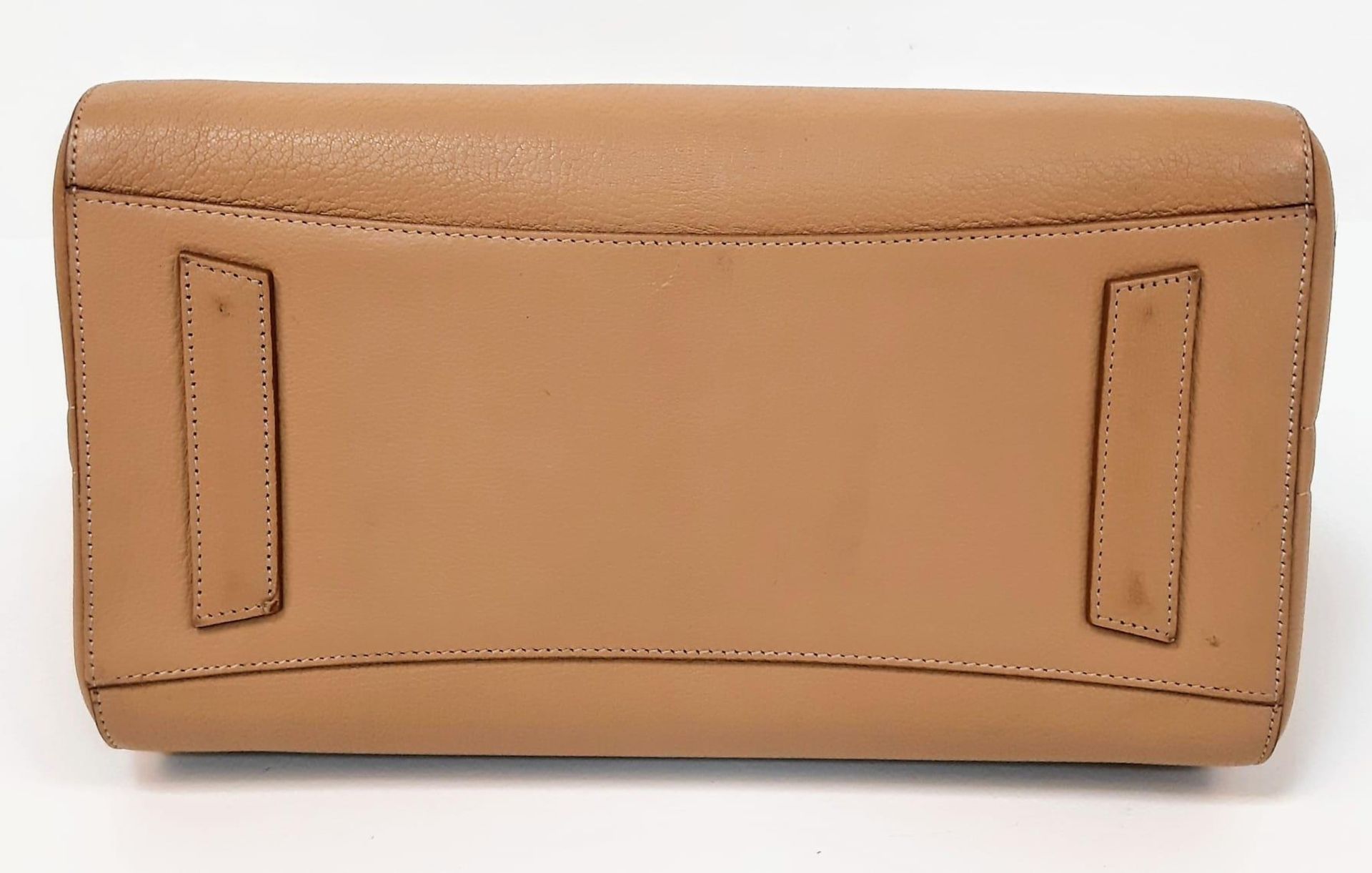 A Givenchy Antigona Leather Shoulder Bag. Brown leather textured exterior. Cream textile interior - Image 5 of 7