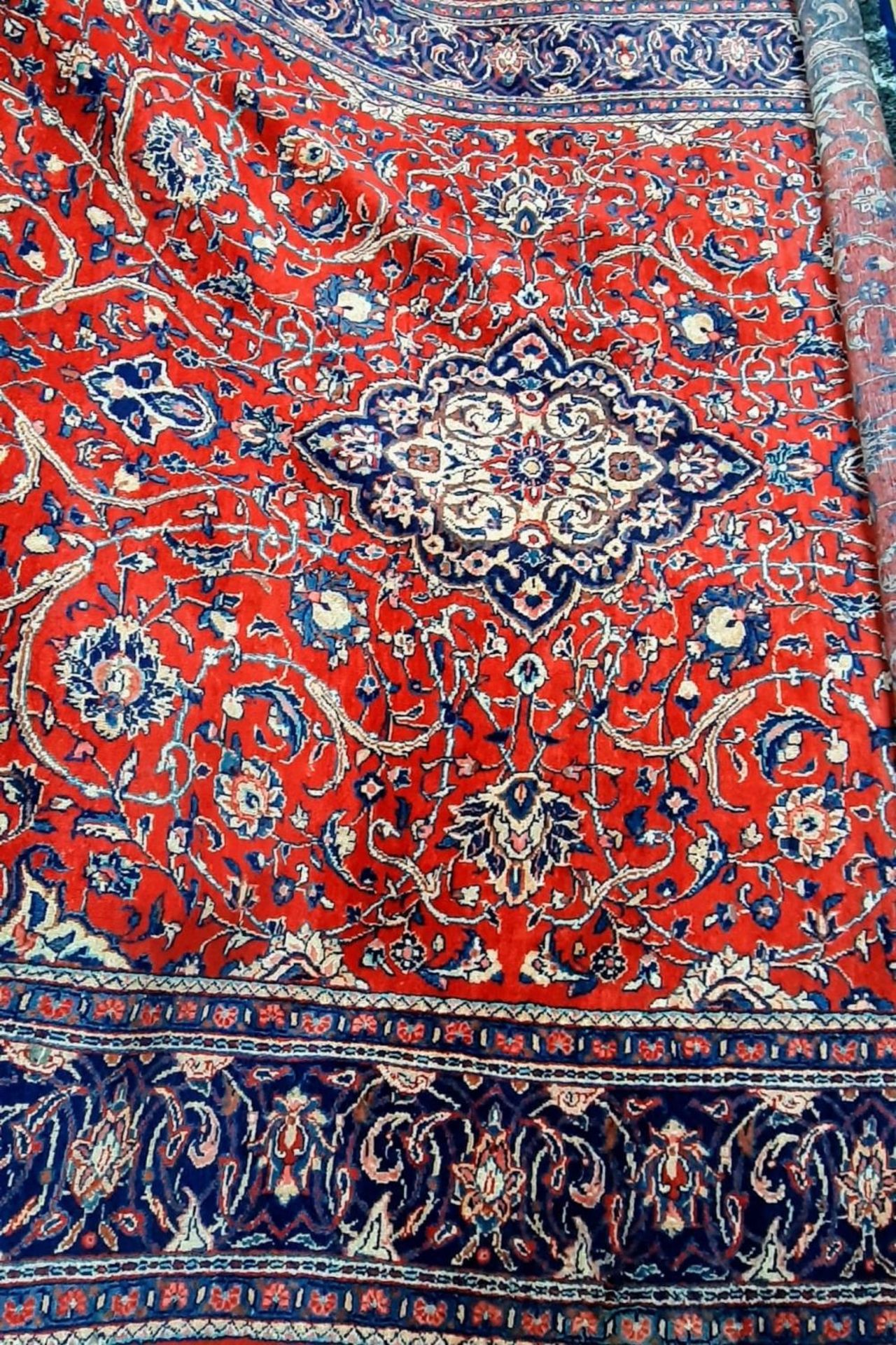 A Brightly Coloured Decorative Persian Sarouk Carpet/Rug. 375cm x 265cm. In good condition. - Bild 2 aus 2