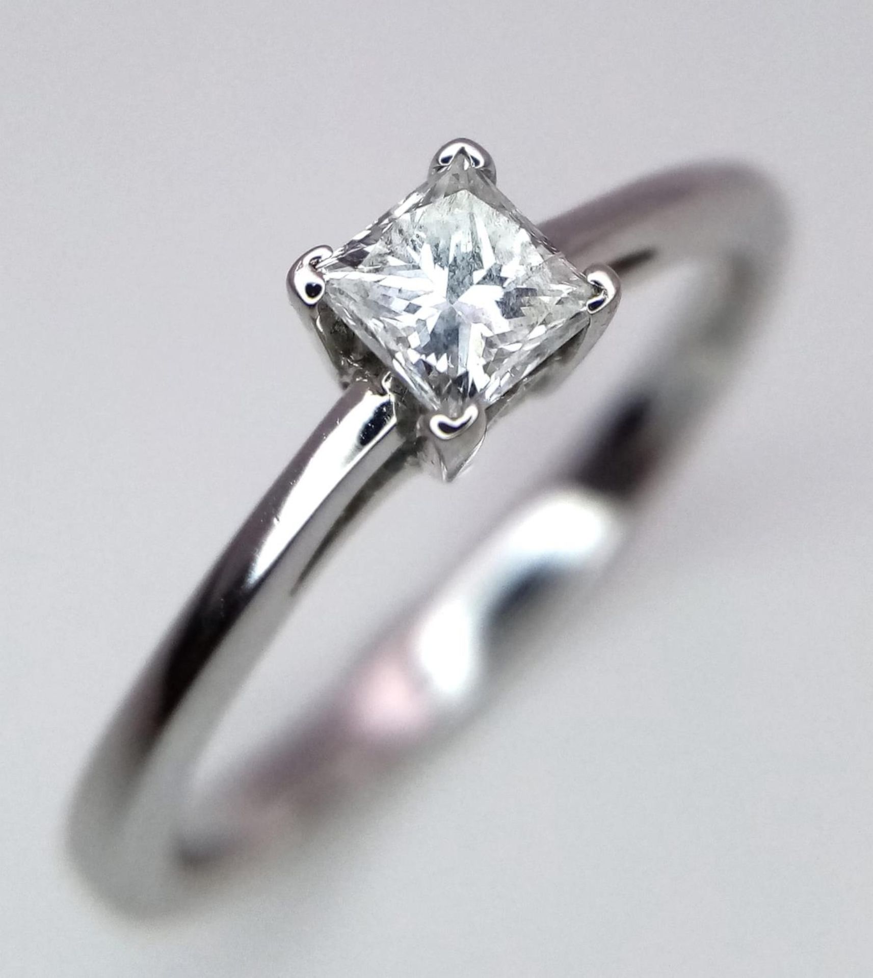 AN 18K WHITE GOLD PRINCESS CUT DIAMOND SOLITAIRE RING - 0.40CT APPROX. 3.1G. SIZE P - Image 2 of 4