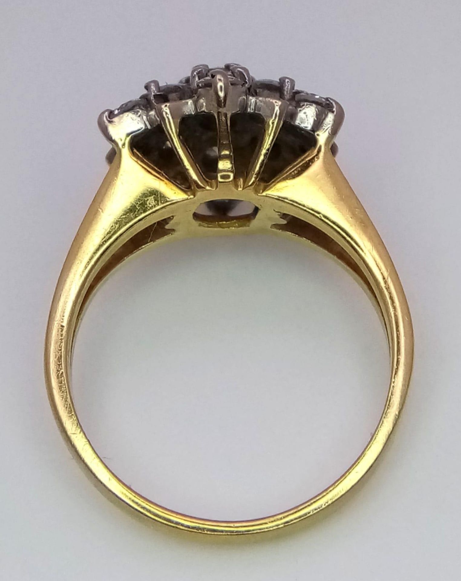 AN 18K YELLOW GOLD DIAMOND CLUSTER RING - 1CT. 3.7G. SIZE H - Bild 3 aus 4
