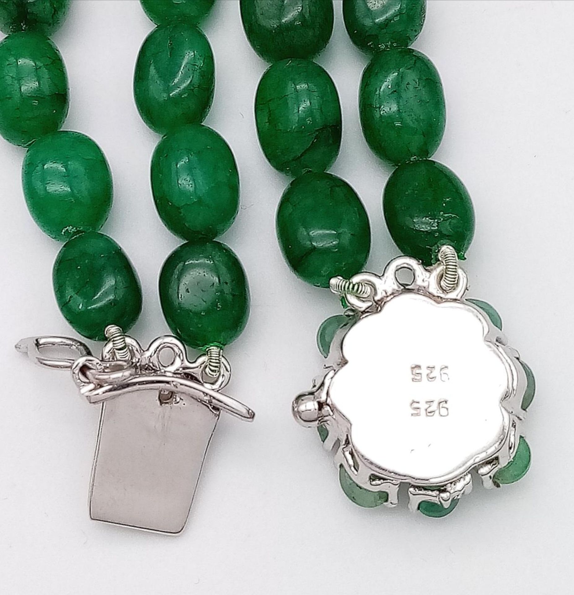 A Two Strand Emerald Oval Beaded Necklace. With a matching gemstone and Silver Clasp. Beads- - Bild 5 aus 6