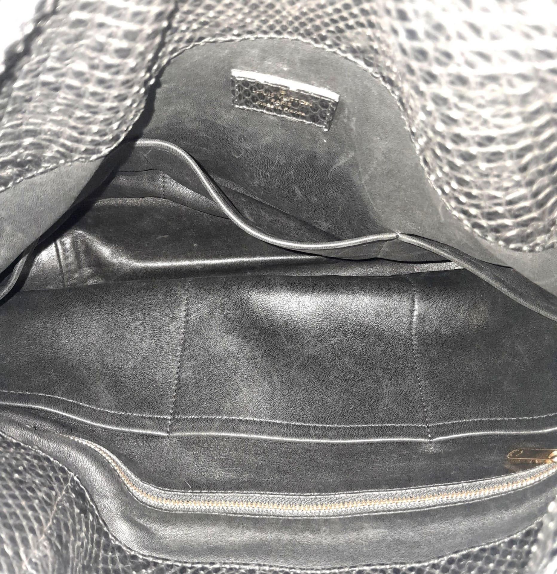 A Louis Vuitton Monogram Black Snakeskin Tote Bag. Gold tone hardware. Spacious black leather - Bild 5 aus 8