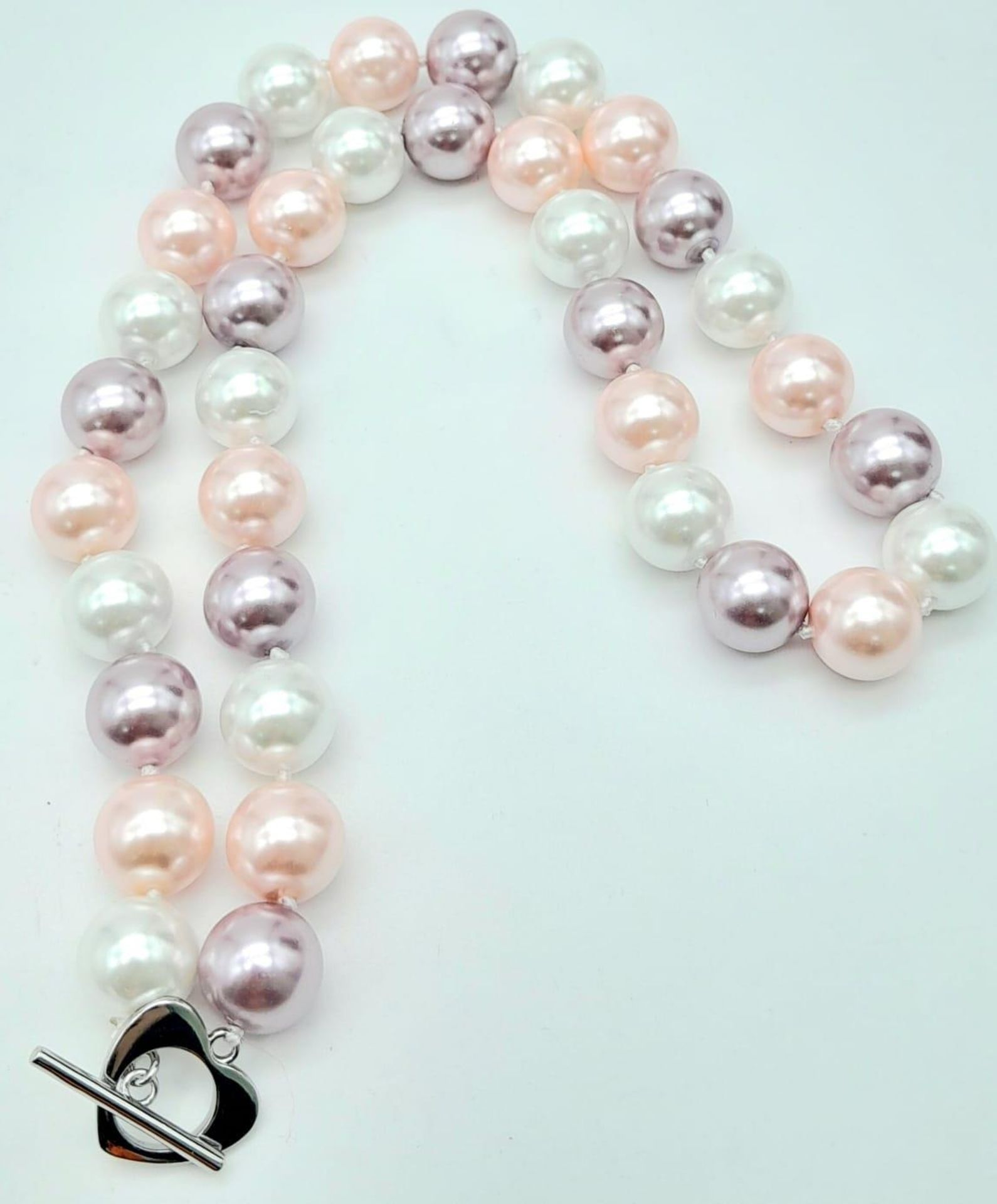 A South Sea Pearl Shell Pastel Coloured Bead Necklace. 12mm beads. 44cm necklace length. - Bild 3 aus 4