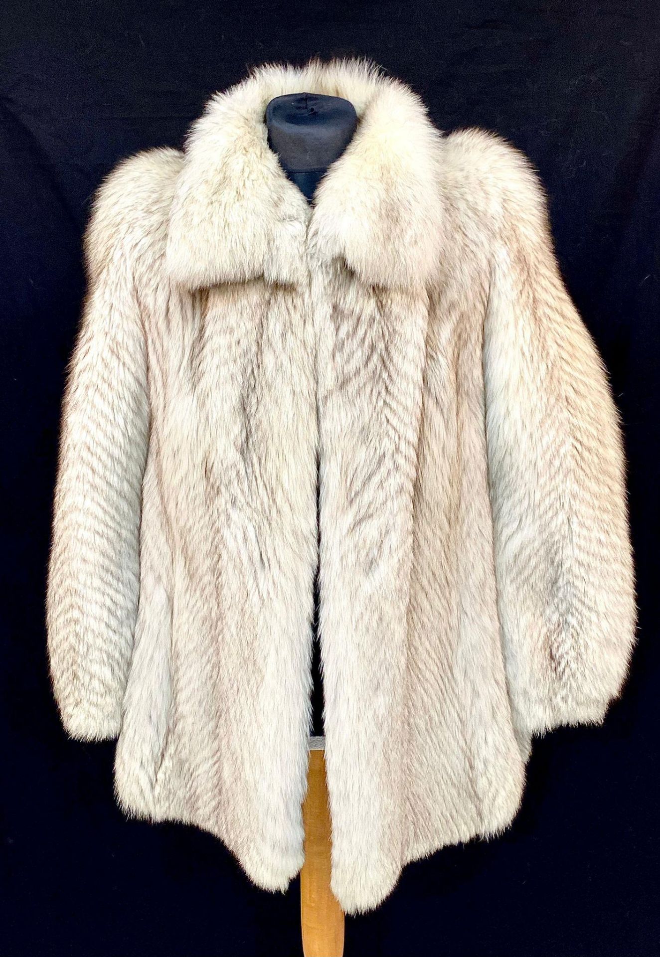 A Vintage Mid-Length Chinchilla Fur Coat. In good condition but please see photos. Size Large.