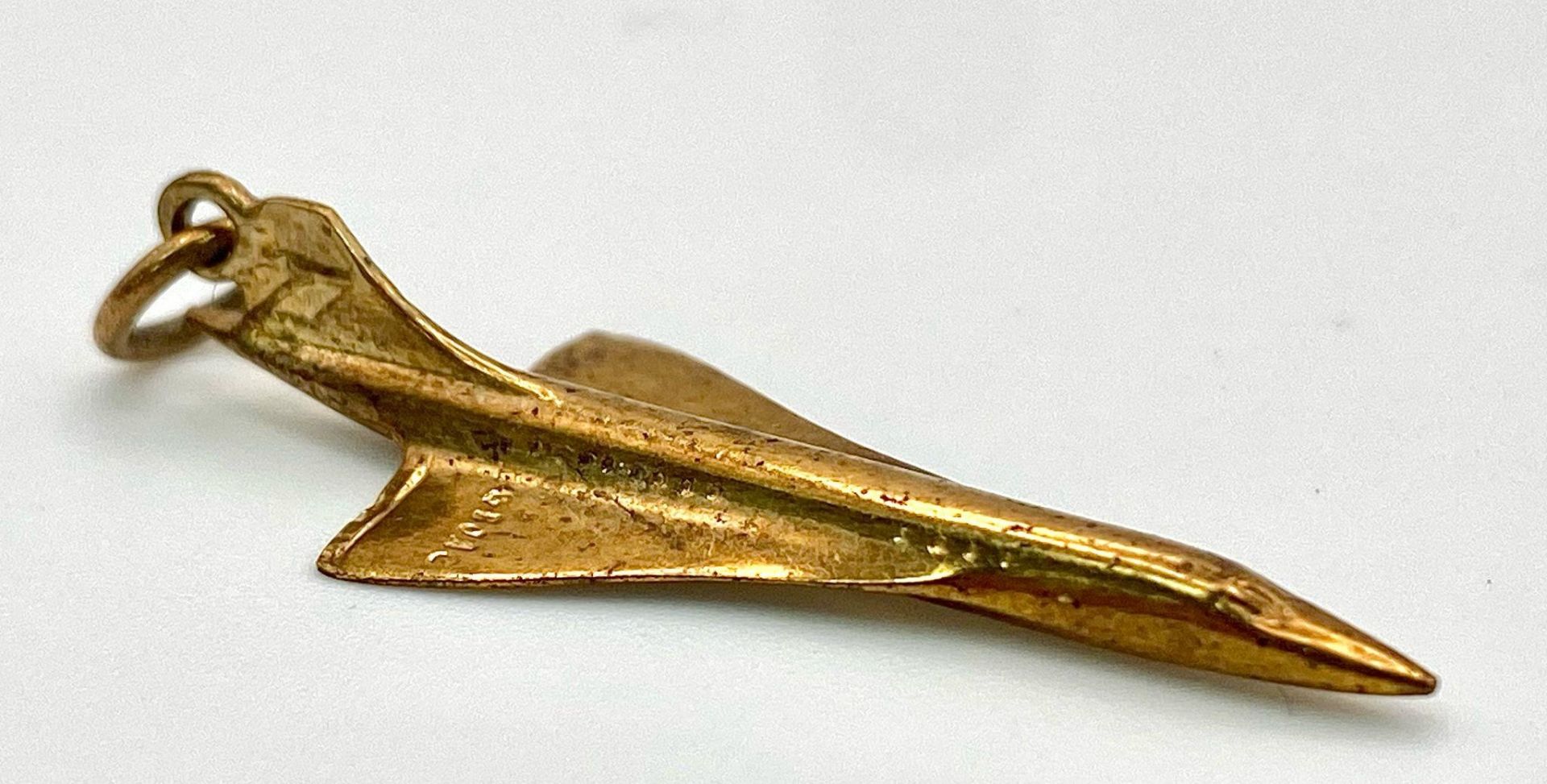 A 9K YELLOW GOLD CONCORDE AEROPLANE CHARM / PENDANT. 1.9G. - Image 2 of 6