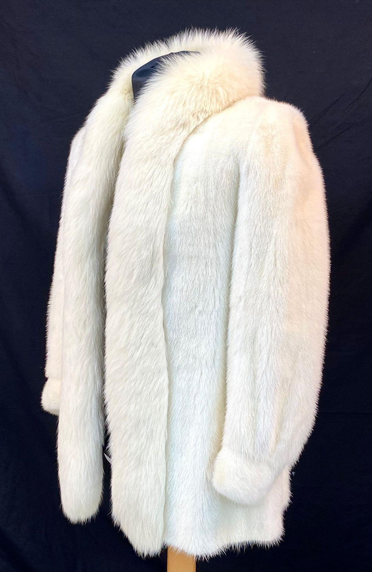 A Vintage White Fur Mid-Length Coat. Origin unknown. size medium. - Image 3 of 5
