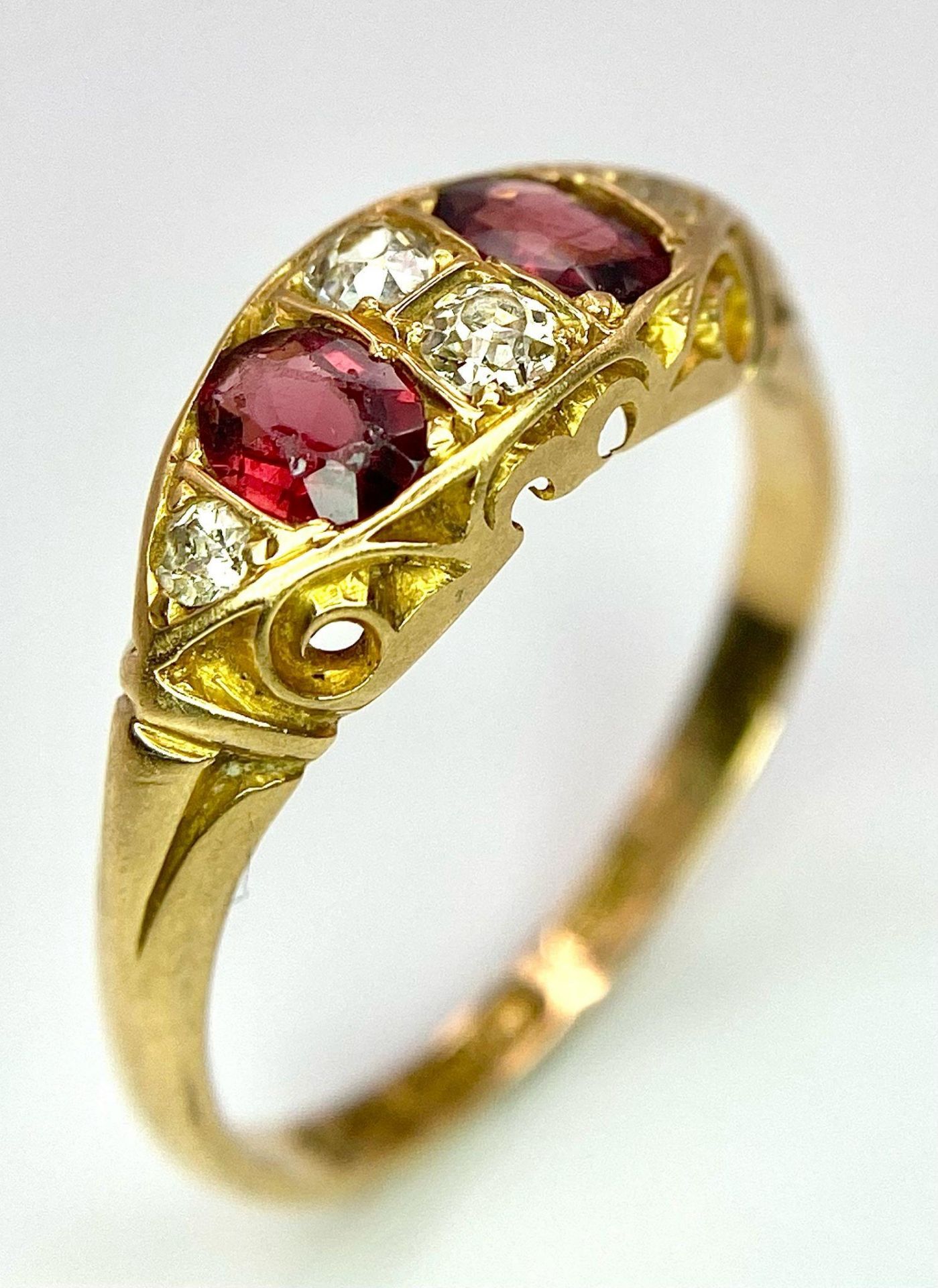 A vintage, 18 K yellow gold ring with two oval cut garnets beautifully set between diamonds. Ring - Bild 2 aus 4