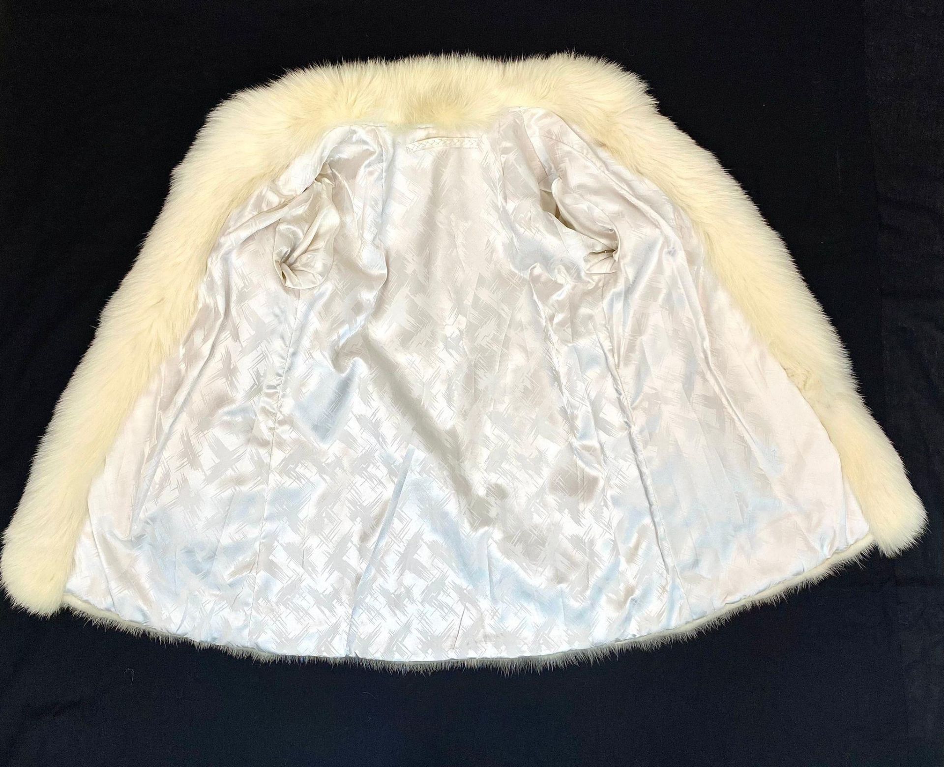 A Vintage White Fur Mid-Length Coat. Origin unknown. size medium. - Image 5 of 5