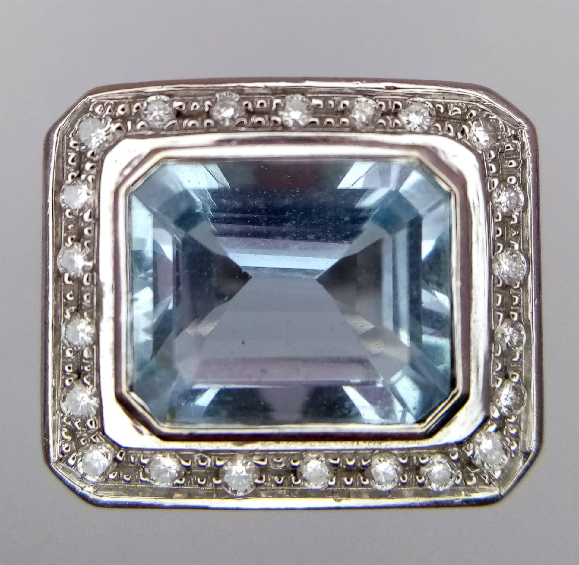 AN 18K WHITE GOLD DIAMOND & AQUAMARINE RING. 10.6G. SIZE J. APPROX 4CT AQUAMARINE. - Bild 4 aus 7