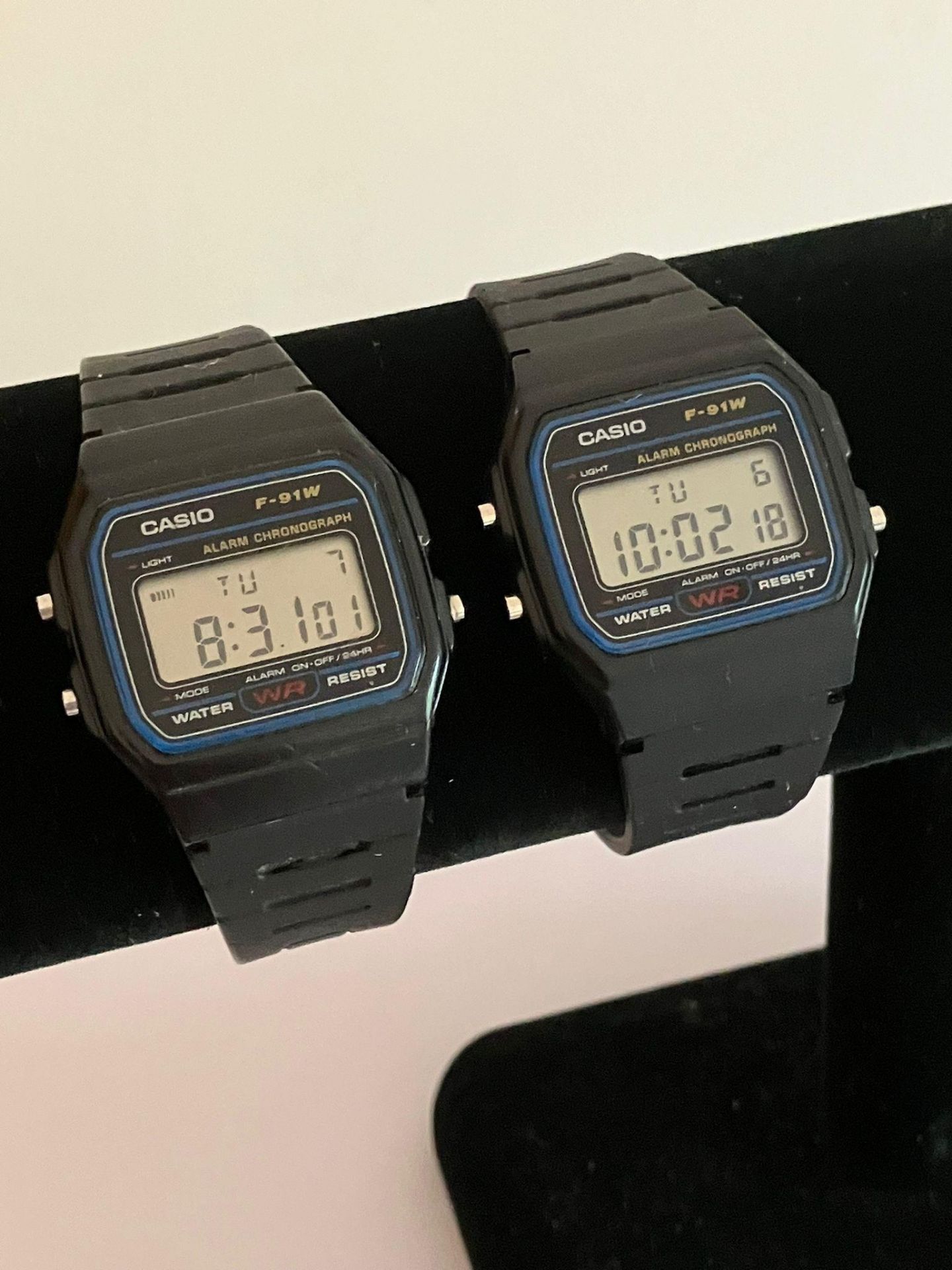 2 x CASIO DIGITAL f 91W Wristwatches. Water resistant with rubber diver straps. Full working order. - Bild 3 aus 3