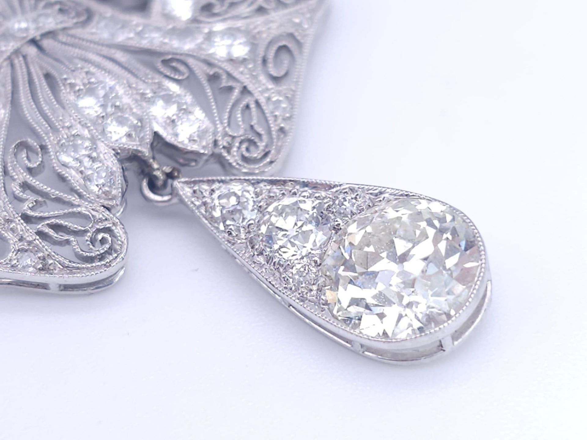 A Majestic Art Deco 7ctw Diamond (approx) Platinum Lavaliere Necklace. Scrolled and foliate - Bild 12 aus 18