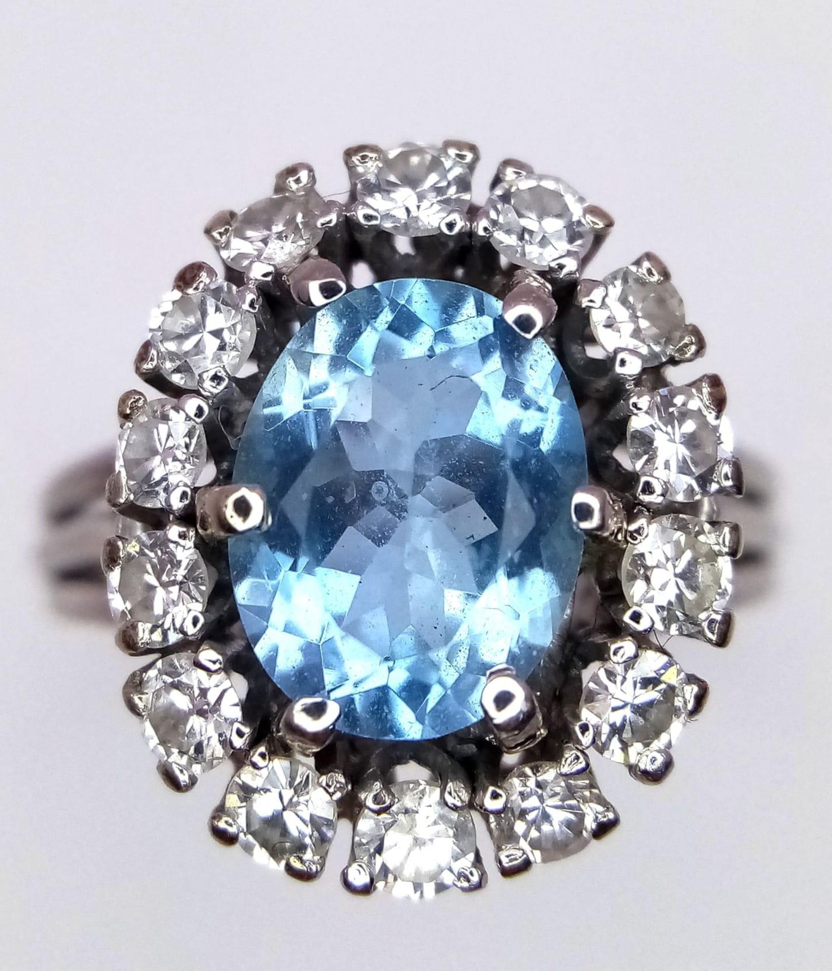 An 18K WHITE GOLD DIAMOND & BLUE STONE (BELIEVED TO BE AQUAMARINE CLUSTER RING 0.60CT DIMAONDS 5. - Bild 2 aus 4