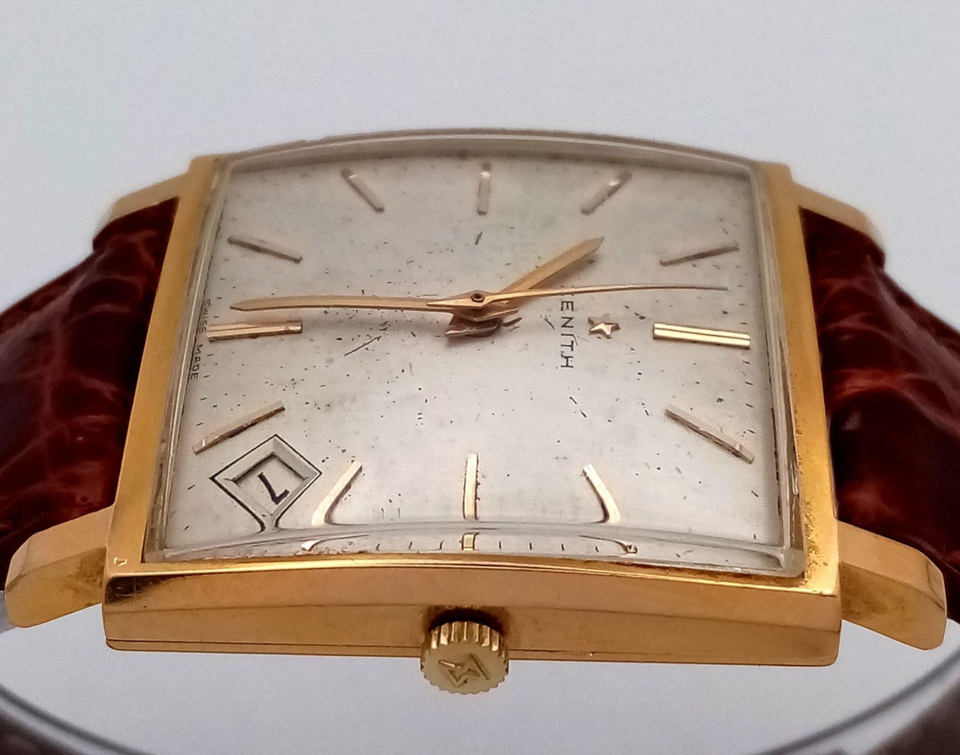 A Vintage 18K Gold Cased Zenith Gents Watch. Crocodile strap. 18k gold rectangular case - 30mm - Image 5 of 7
