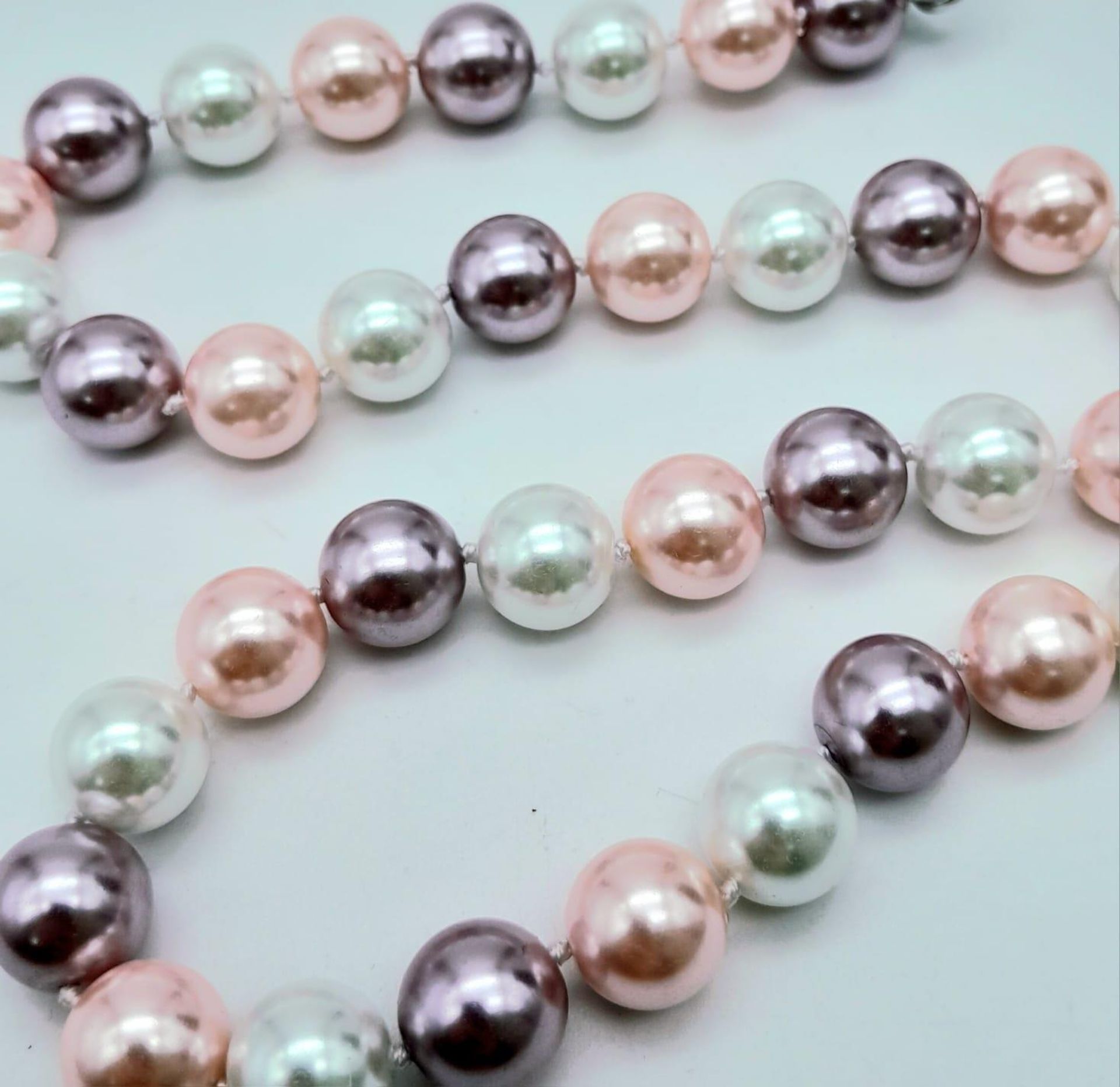A South Sea Pearl Shell Pastel Coloured Bead Necklace. 12mm beads. 44cm necklace length. - Bild 4 aus 4