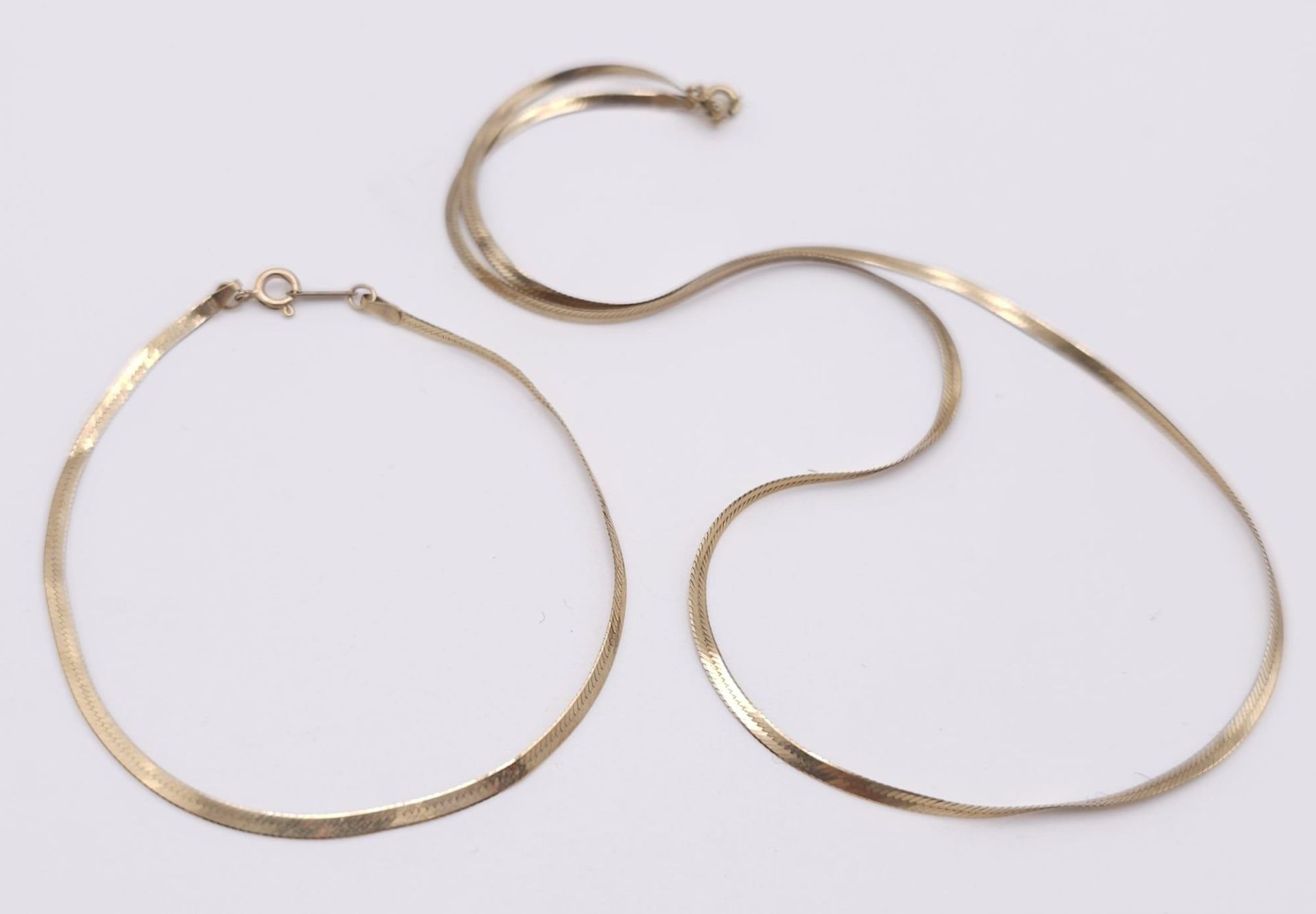 A wonderful, 9 K yellow gold, flat chain necklace and bracelet set. Necklace length: 41 cm, bracelet