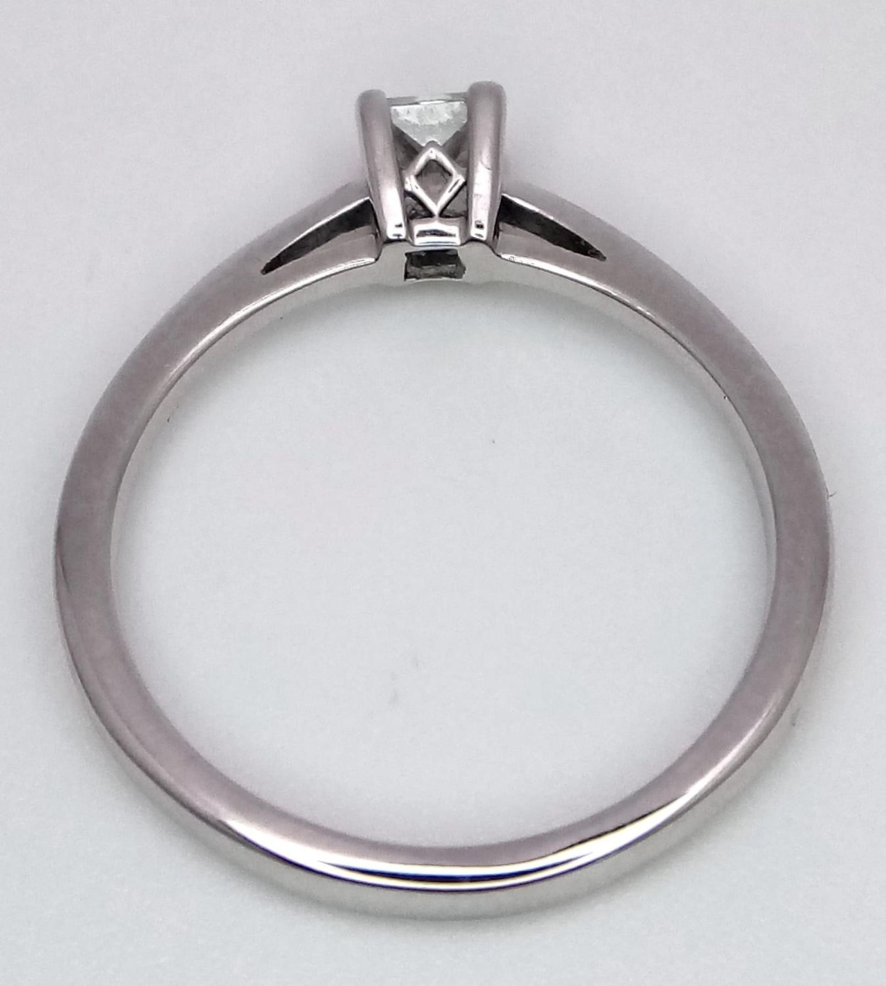 AN 18K WHITE GOLD PRINCESS CUT DIAMOND SOLITAIRE RING - 0.40CT APPROX. 3.1G. SIZE P - Image 3 of 4