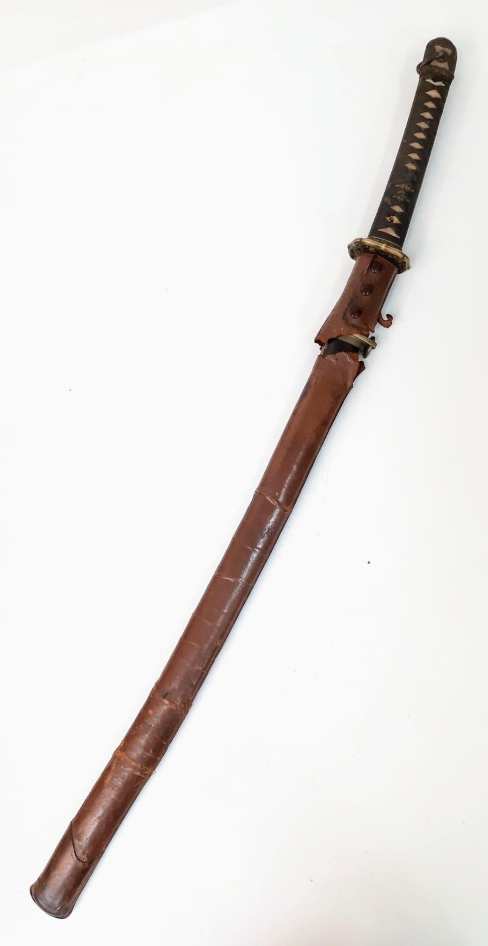 WW2 Japanese Officers Type 98 Shin-Guntō Sword. Leather combat scabbard. Nice markings on the - Bild 10 aus 11