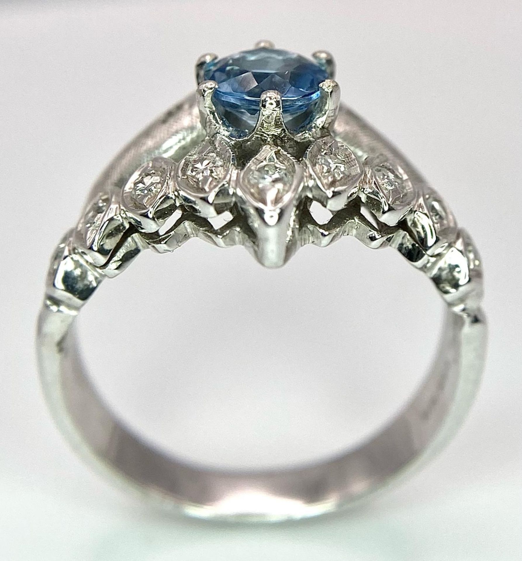 A 14K WHITE GOLD DIAMOND & BLUE TOPAZ RING - 6.2G. SIZE Q - Bild 3 aus 6