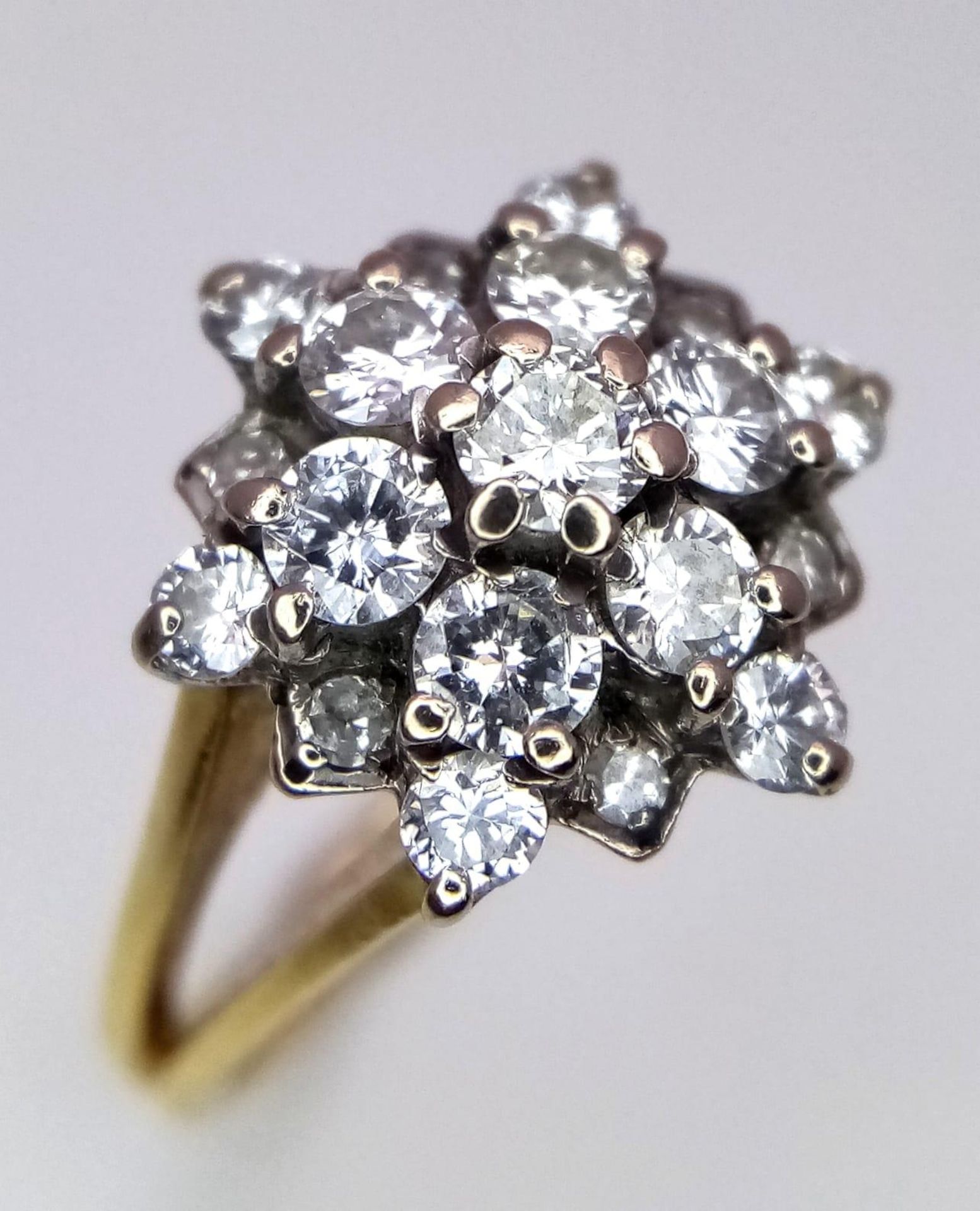 AN 18K YELLOW GOLD DIAMOND CLUSTER RING - 1CT. 3.7G. SIZE H