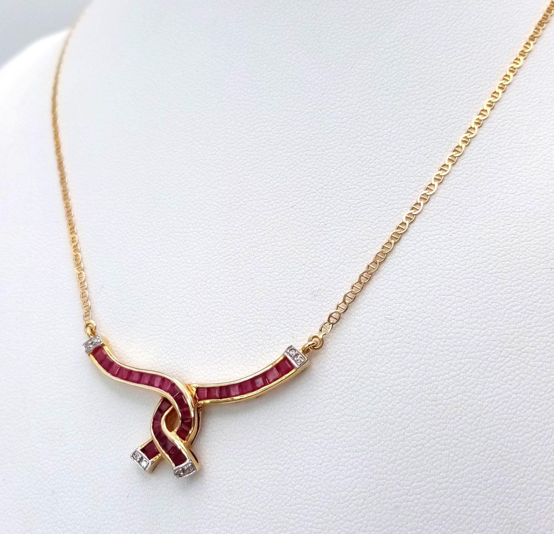 A very elegant 14 K yellow gold chain necklace with a central part loaded with rubies and diamonds - Bild 4 aus 6