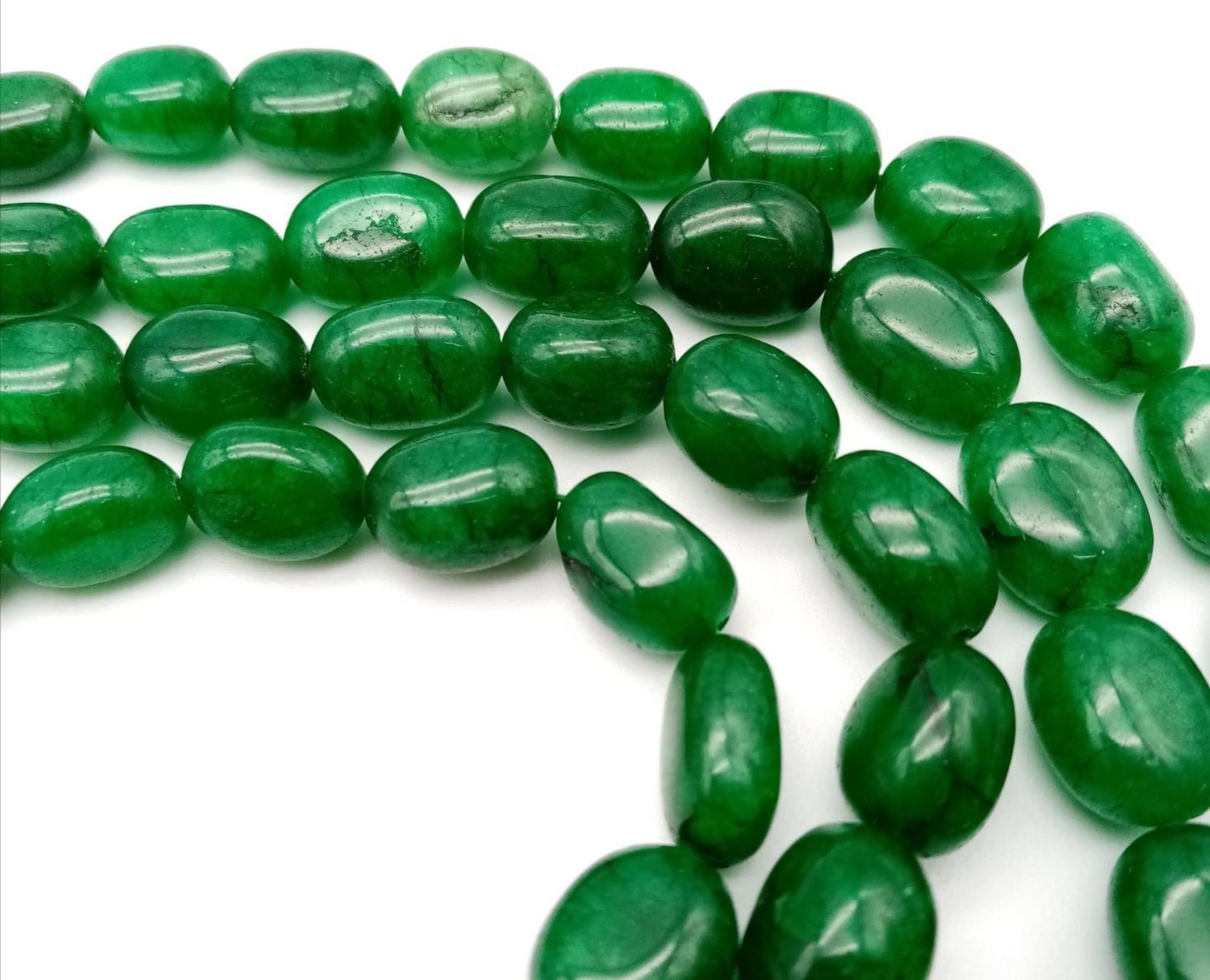 A Two Strand Emerald Oval Beaded Necklace. With a matching gemstone and Silver Clasp. Beads- - Bild 4 aus 6