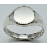 A STERLING SILVER OVAL SIGNET RING. 8.9G SIZE Y