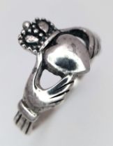 A STERLING SILVER CLADDAGH RING. 4.6G SIZE Z