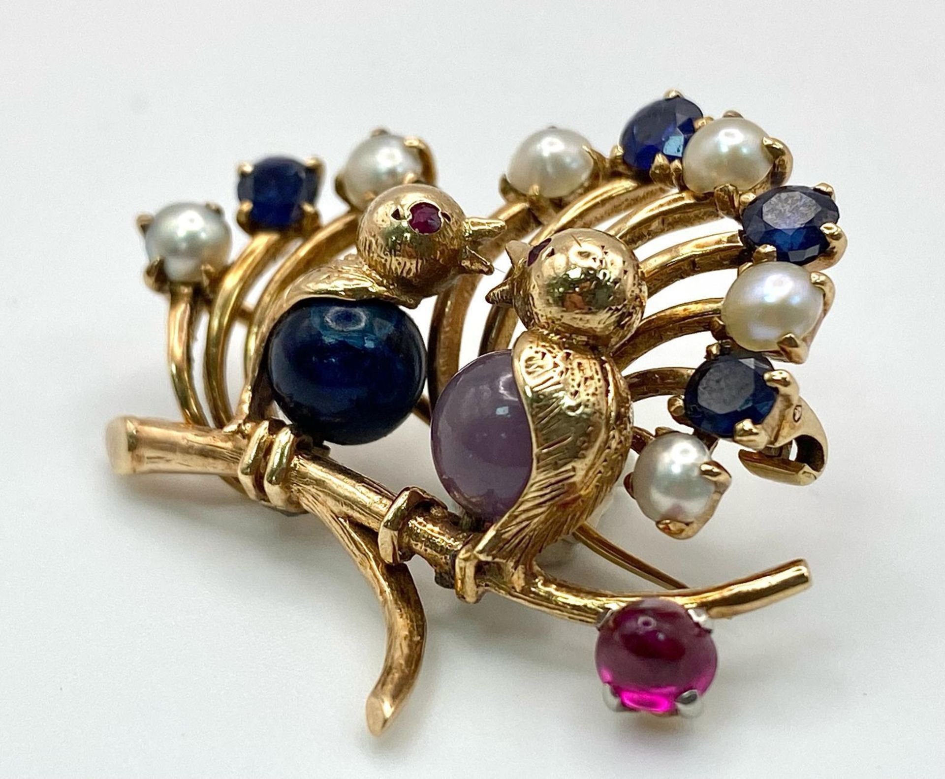 An Antique Victorian High-Karat Gold, Multi Gemstone Love Bird Brooch. Representing faithfulness, - Bild 3 aus 6