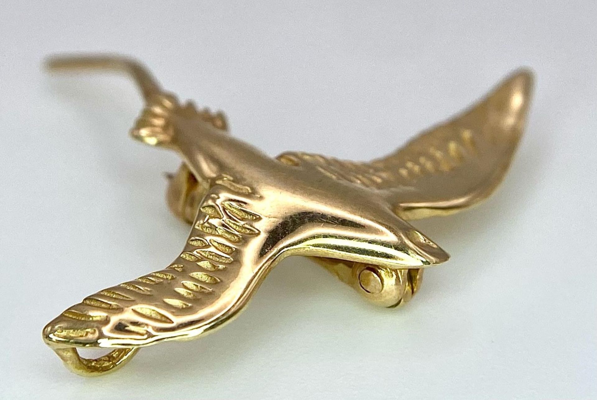 A 14k yellow gold swallow brooch. 3cm X 3cm. 2g - Bild 3 aus 5
