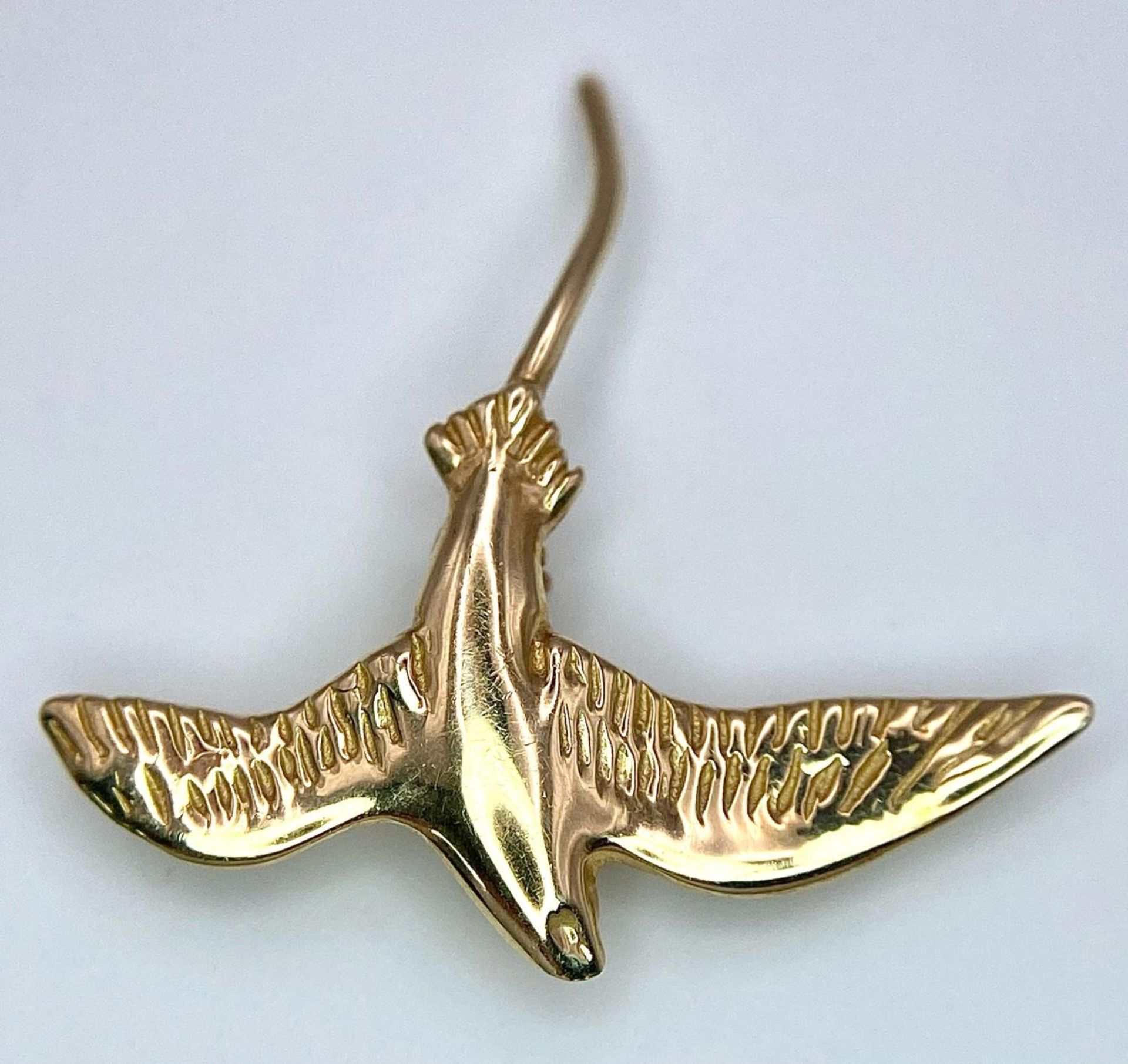 A 14k yellow gold swallow brooch. 3cm X 3cm. 2g - Bild 2 aus 5