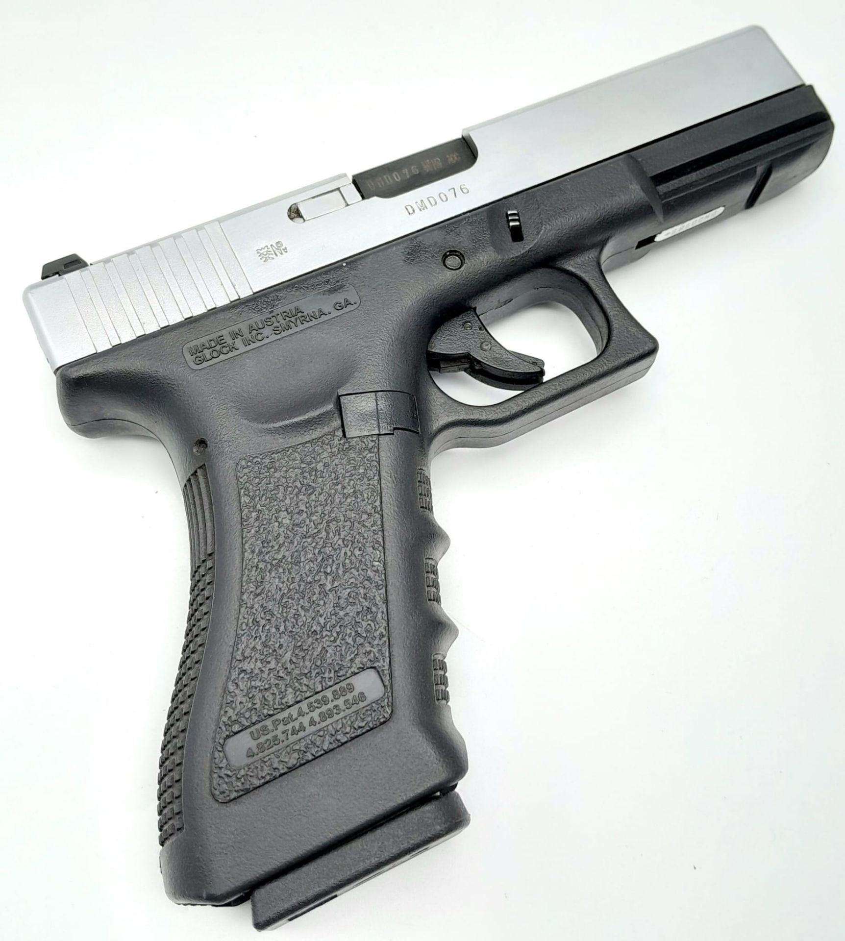 A Replica Full Size Glock 17. 20cm Length. Action Works with pull back slide and working trigger. - Image 4 of 13