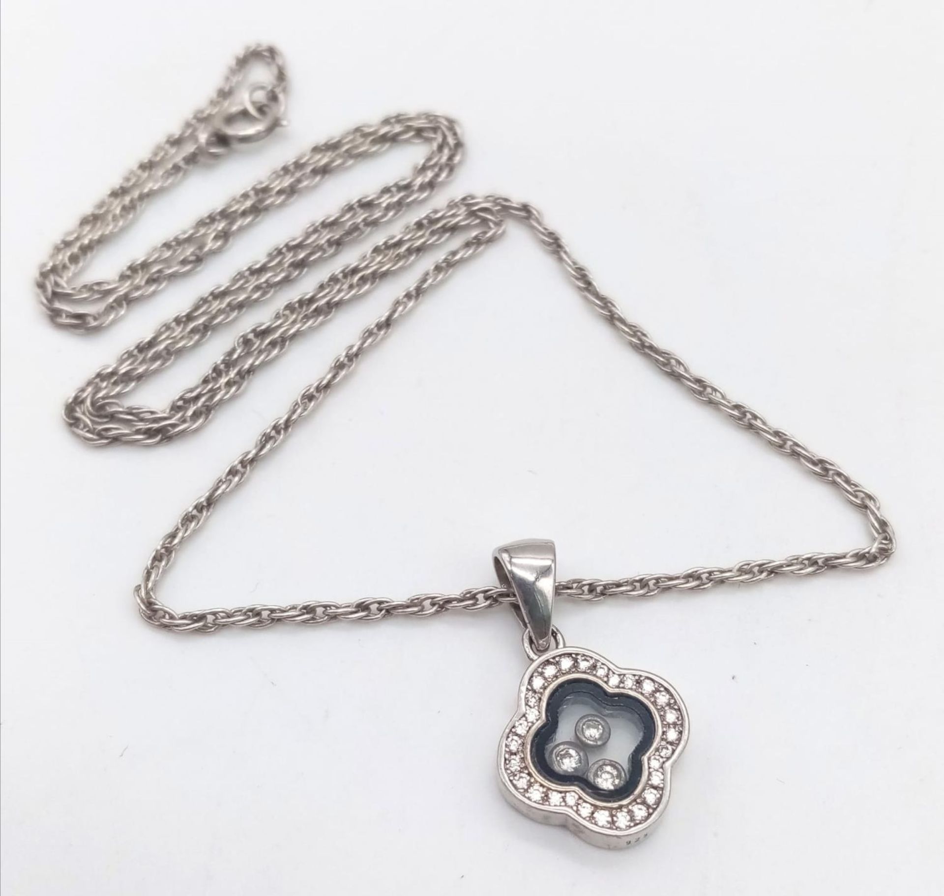 A STERLING SILVER (VCA STYLE) STONE SET PENDANT - ON SILVER CHAIN 4.6G