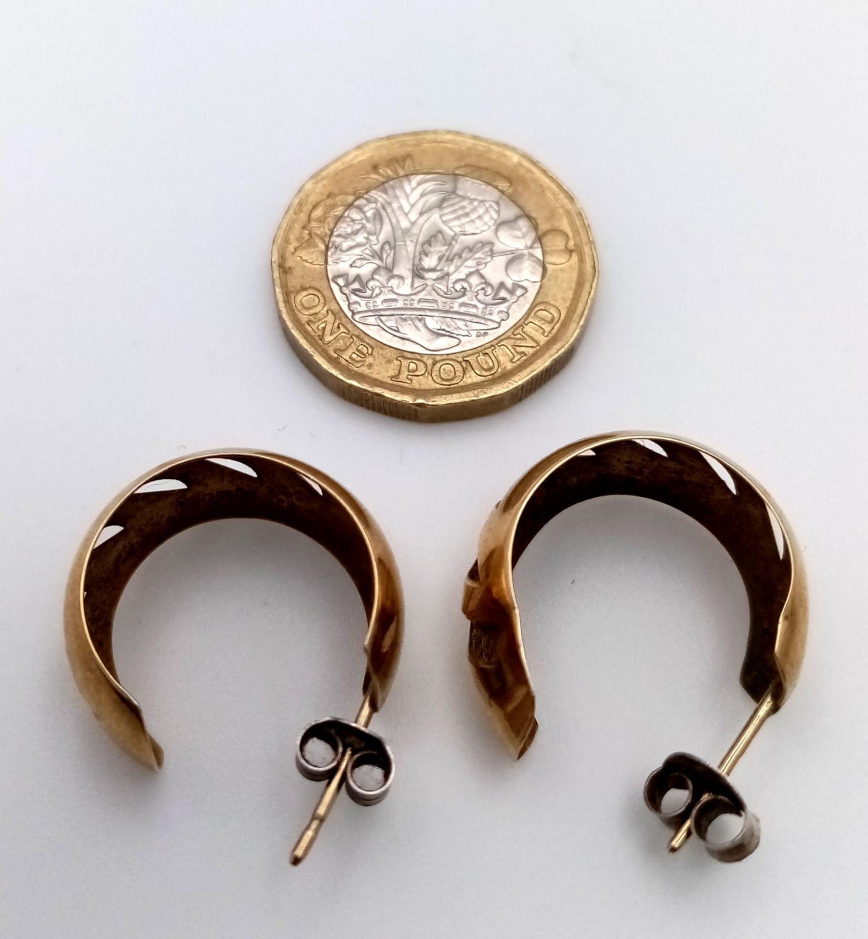 Two 9 K yellow gold pairs of hoop earrings, Creole style, length: 33 mm and 19 mm respectively, - Image 3 of 5