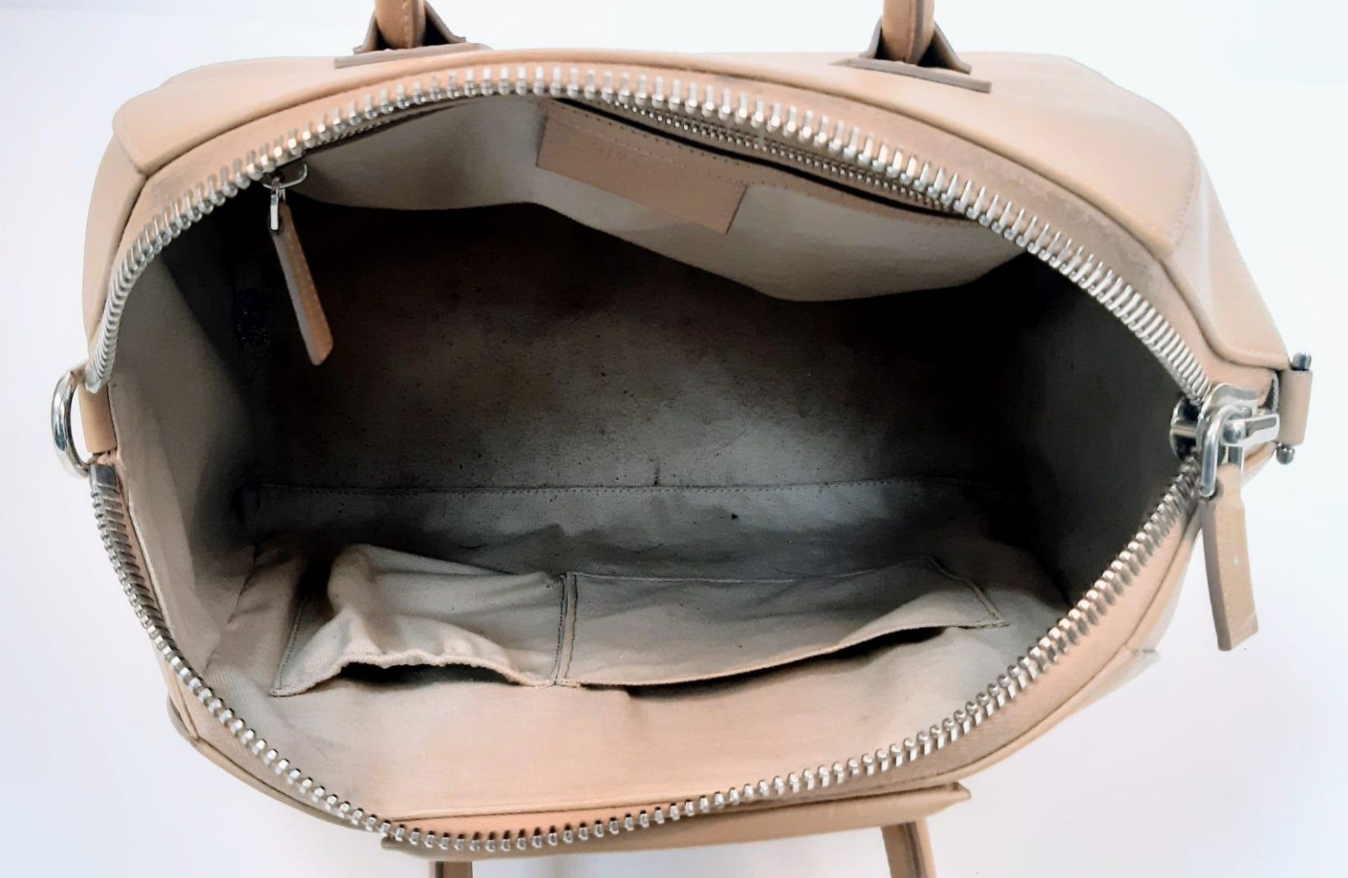 A Givenchy Antigona Leather Shoulder Bag. Brown leather textured exterior. Cream textile interior - Image 6 of 7