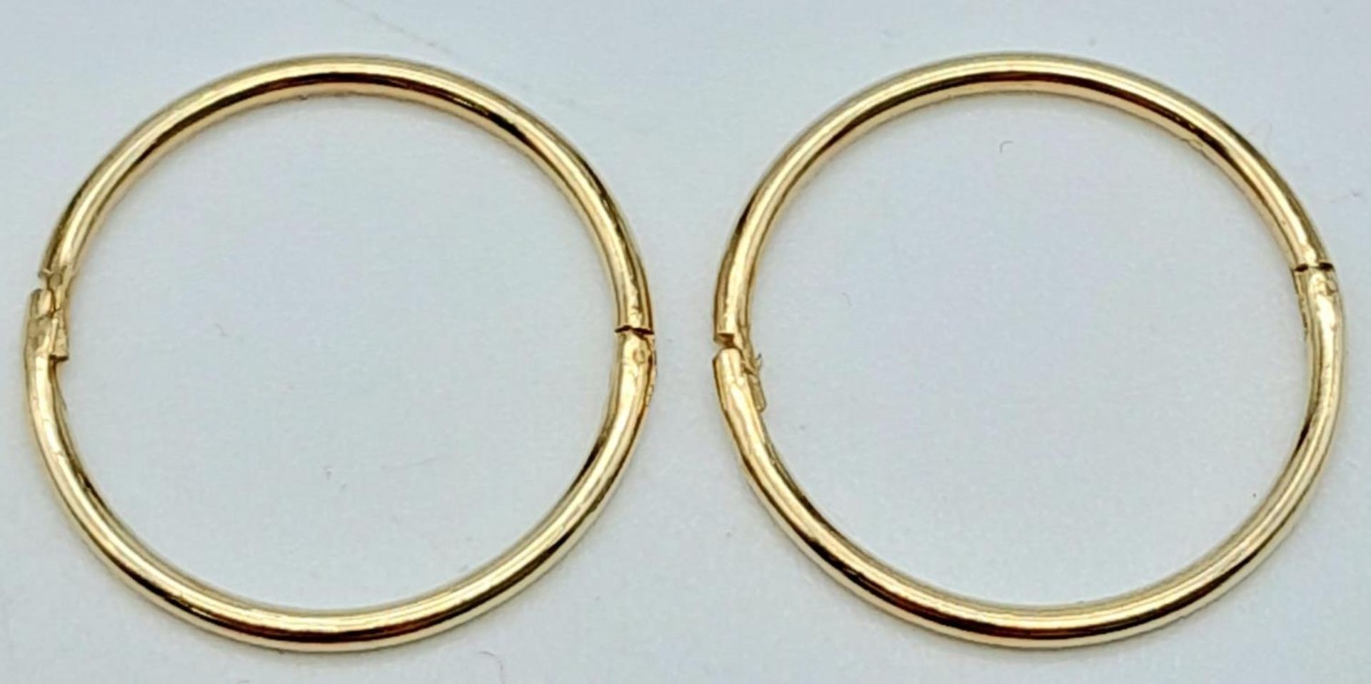 A 9K YELLOW GOLD MINI SLEEPER HOOP EARRINGS. 0.8G - Image 2 of 3