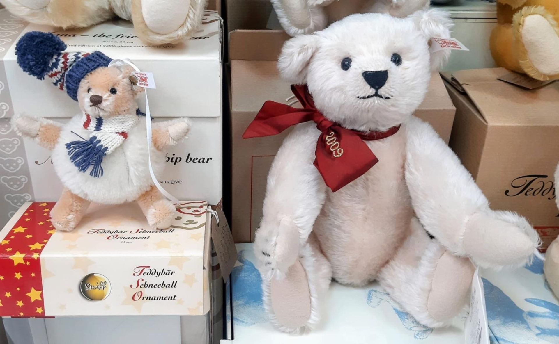 A collection of seventeen adult collectable teddy bears. Please, see list for more information and - Image 9 of 11