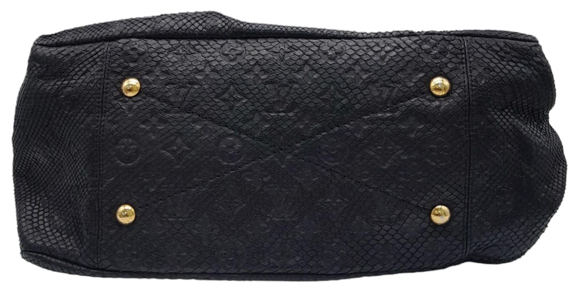A Louis Vuitton Monogram Black Snakeskin Tote Bag. Gold tone hardware. Spacious black leather - Bild 4 aus 8