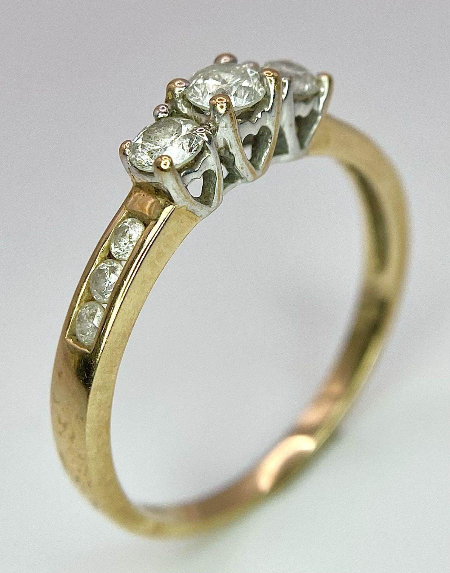 A 9 K yellow gold ring with round cut diamonds (0.50 carat), ring size: P, weight: 1.7 g. - Bild 2 aus 5