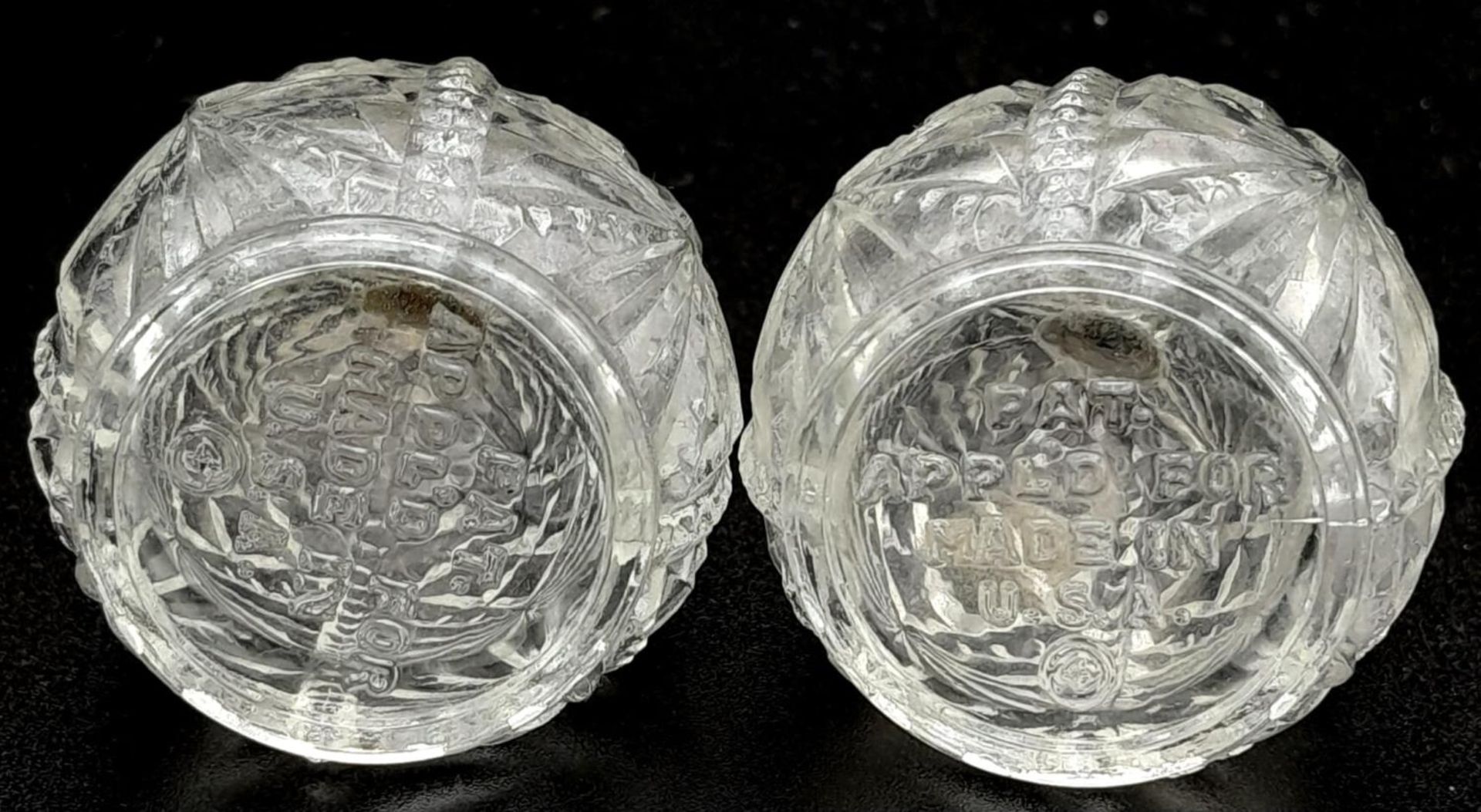 A PAIR OF VINTAGE SILVER TOPPED CUT GLASS SALT AND PEPPER POTS . 6cms IN HEIGHT 92.4gms - Bild 3 aus 4