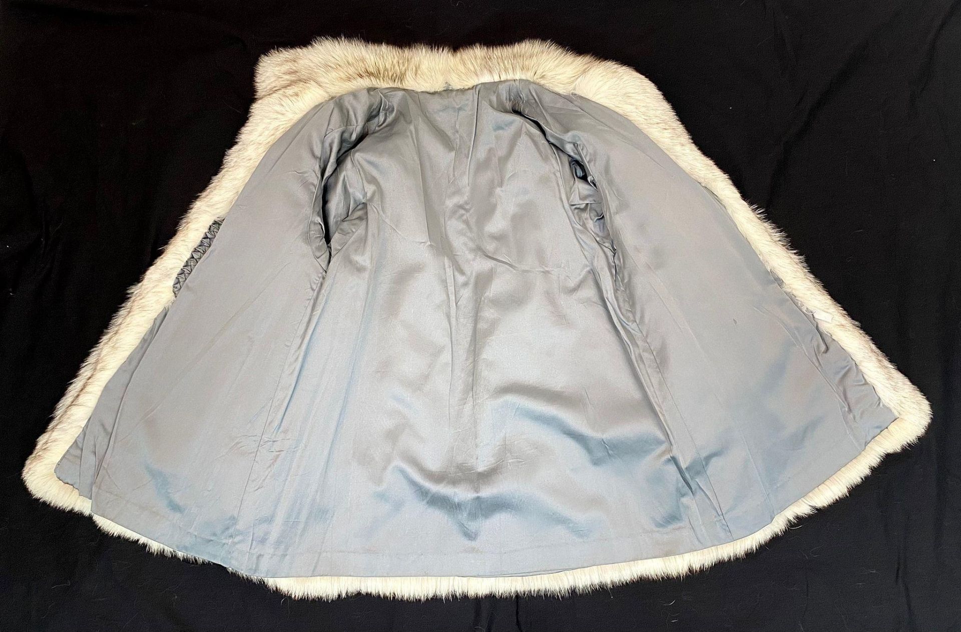 A Vintage Mid-Length Chinchilla Fur Coat. In good condition but please see photos. Size Large. - Image 6 of 7