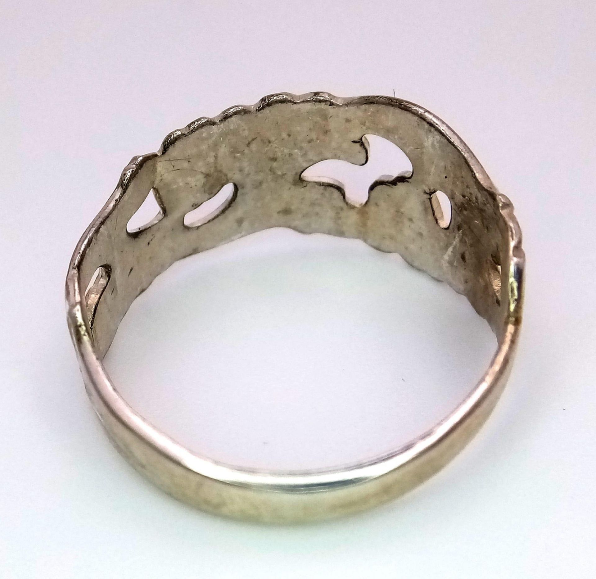 A STERLING SILVER RECYCYLED SPOON HANDLE RING. 4.2G SIZE Z. HAND CRAFTED BY ADAM - Image 3 of 4