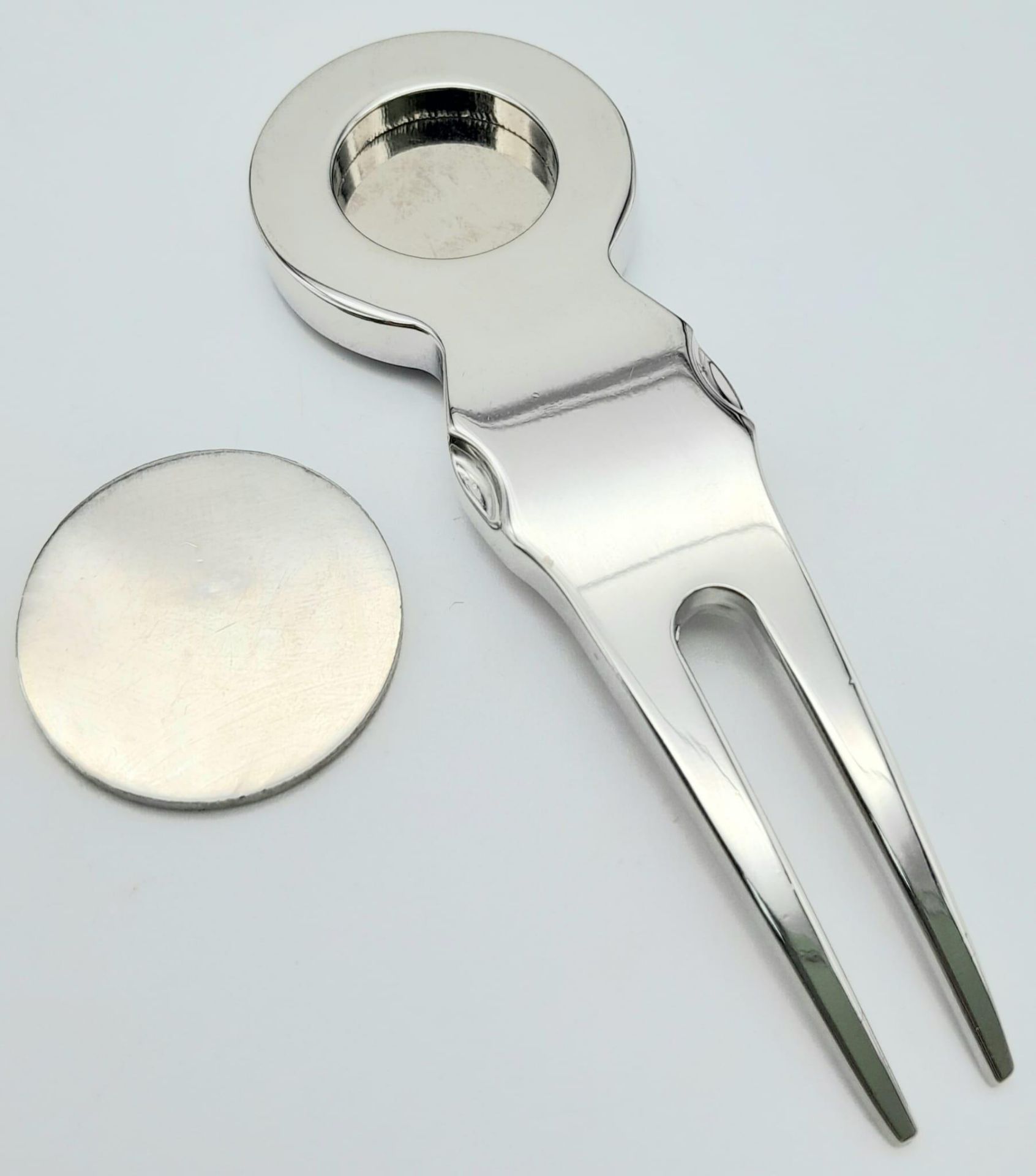 A Rolex Branded Putting Green Divot Repair Tool with Removable Ball Marker plus spare marker. As - Bild 3 aus 4
