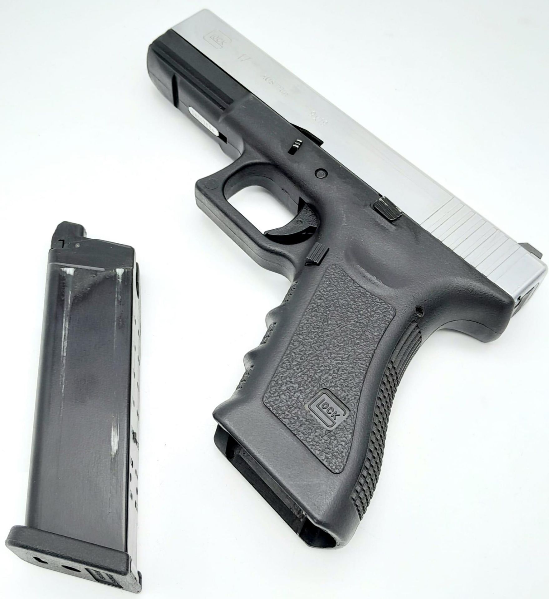 A Replica Full Size Glock 17. 20cm Length. Action Works with pull back slide and working trigger. - Image 6 of 13