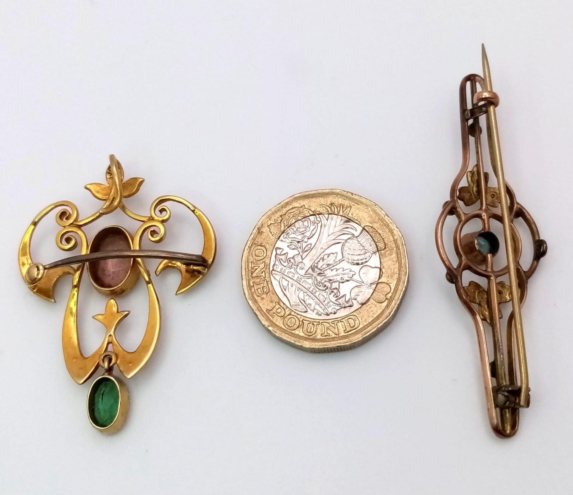 Two Victorian 10 K yellow gold brooches with seed pearls and a variety of stones. Lengths: 39 mm and - Image 4 of 5