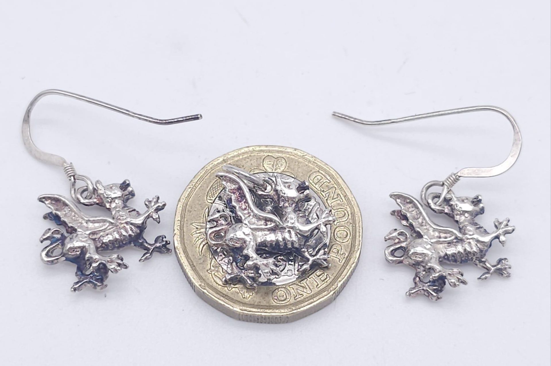 A STERLING SILVER WELSH DRAGON PAIR OF DROP EARRINGS AND MATCHING PENDANT / CHARM. 6.5G - Image 6 of 6