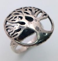 A STERLING SILVER TREE OF LIFE RING. 5.6G. SIZE L