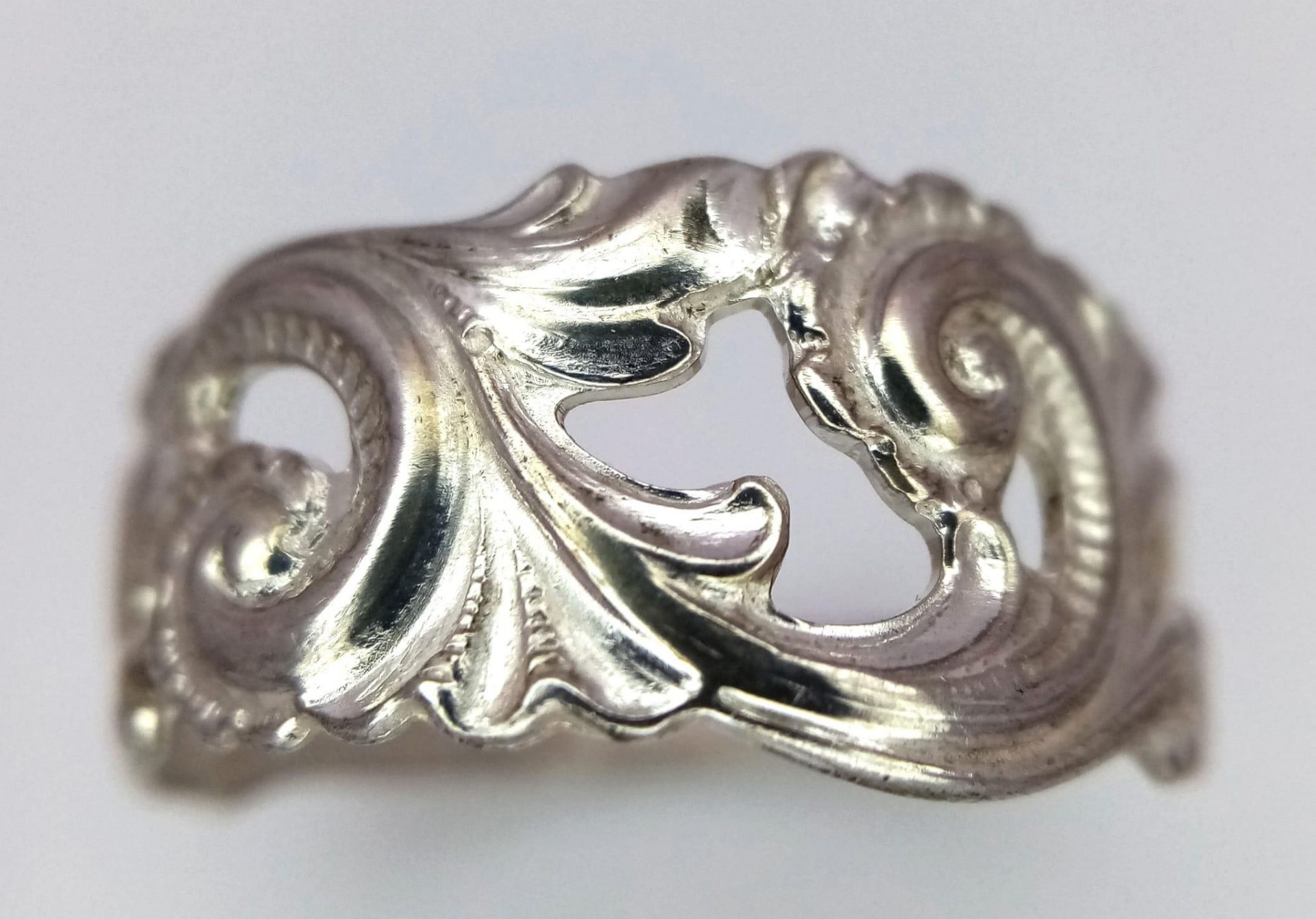 A STERLING SILVER RECYCYLED SPOON HANDLE RING. 4.2G SIZE Z. HAND CRAFTED BY ADAM - Bild 2 aus 4