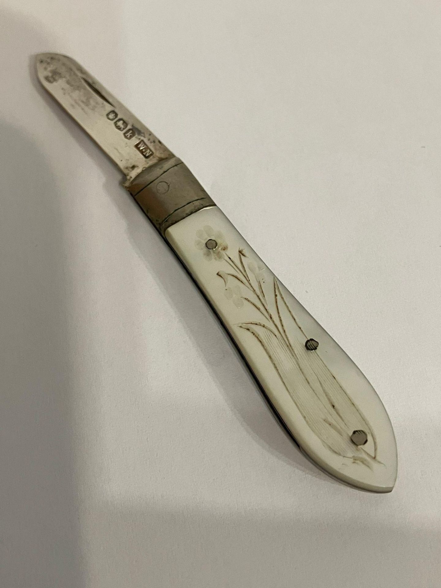Antique SILVER BLADED FRUIT KNIFE . Having mother of pearl handle with floral engraving. Purse size. - Image 2 of 4
