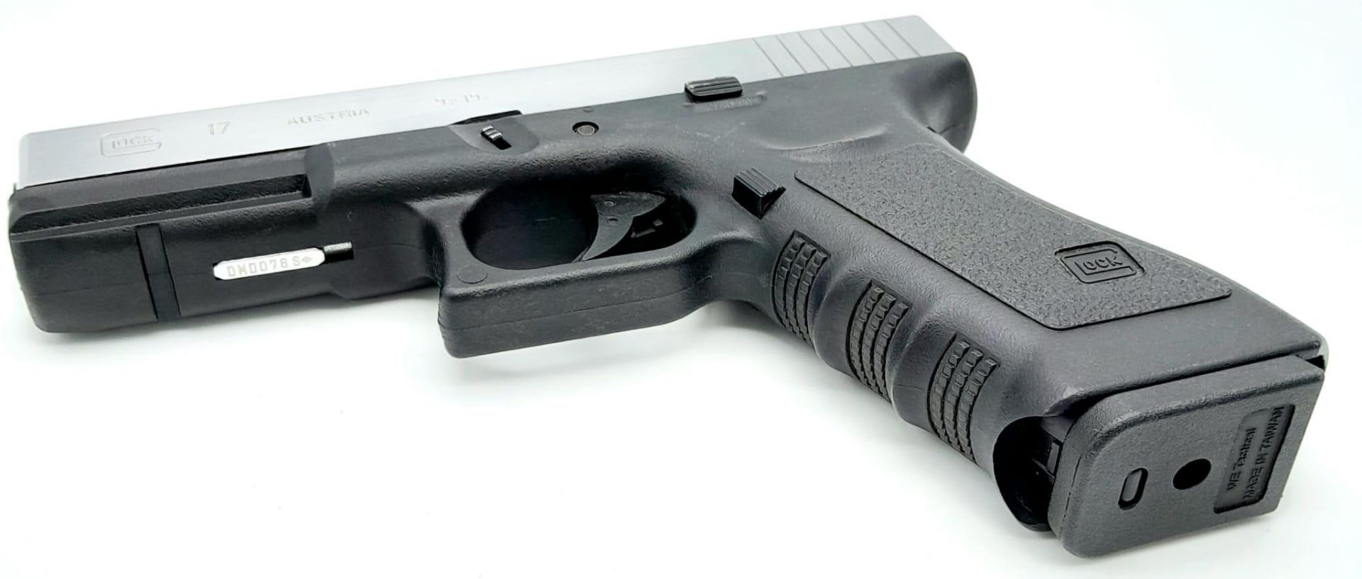 A Replica Full Size Glock 17. 20cm Length. Action Works with pull back slide and working trigger. - Image 3 of 13